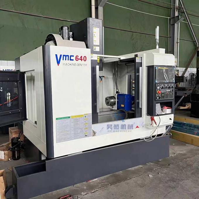 Kleine VMC640 Vierachs-CNC-Vertikalbearbeitungszentrum-Maschine 0