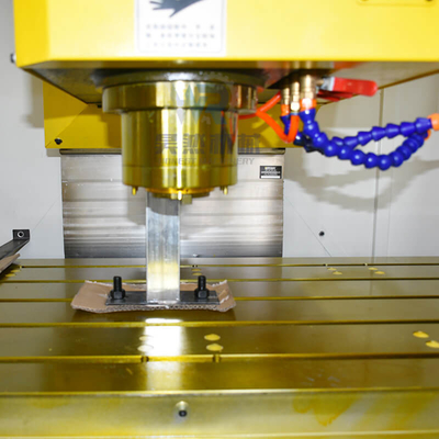 kleine horizontale CNC-vertikale Prägemitte Vmc1370 Mitte der maschinellen Bearbeitung 4axis